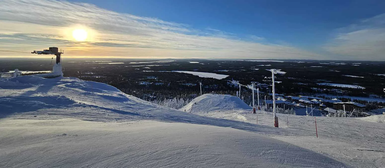 Aurinkoinen talvimaisema lapin tunturilta