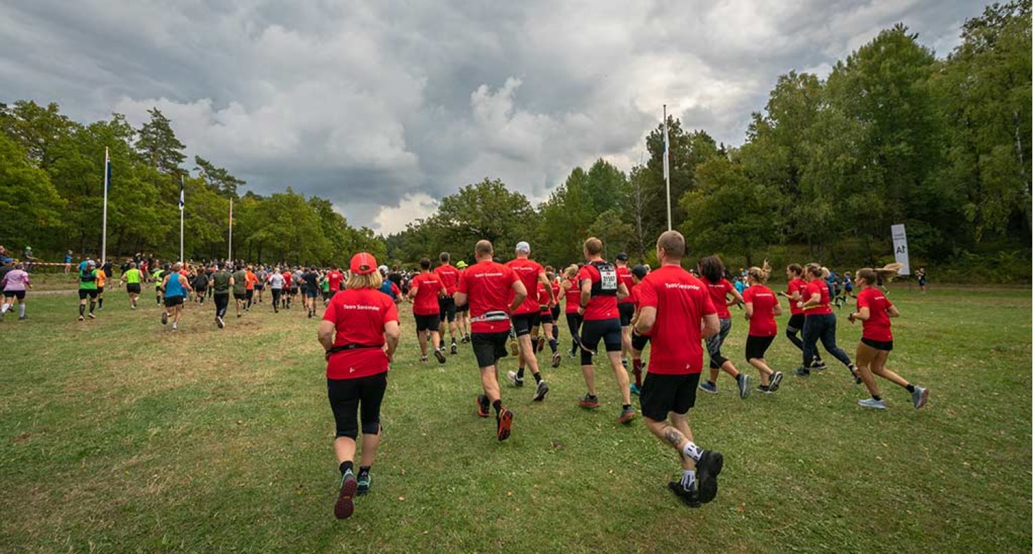 Team Santander kilpailijat juoksemassa lidingöloppetissa