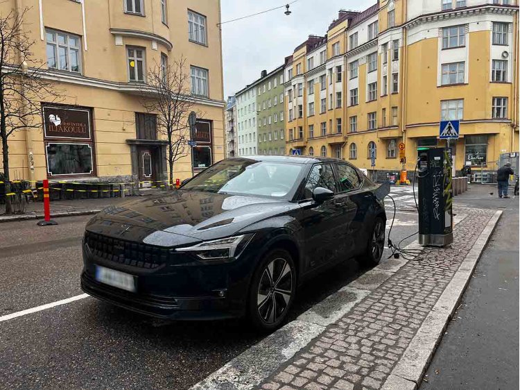 Polestar latauksessa vaasankadulla