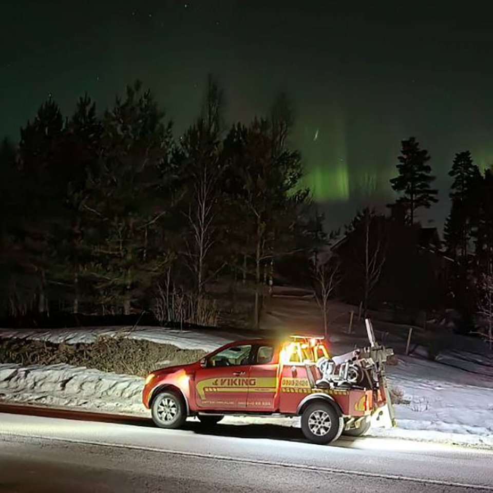 Hinausatuo talvisessa yössä revontulet taustalla