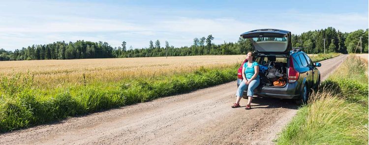 Auto parkissa tienlaidassa takakontti auki