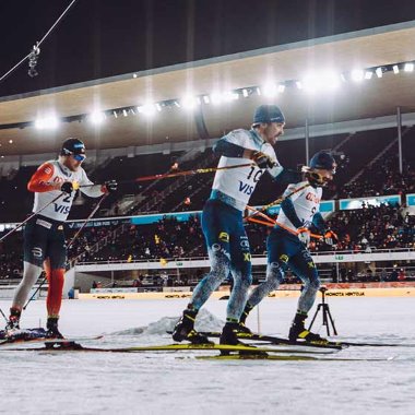 Kilpahiihtäjät olympiastadionilla