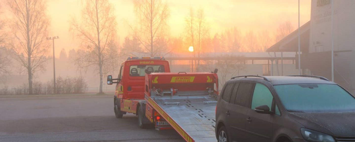 Autoa lastataan hinausauton kyytiin