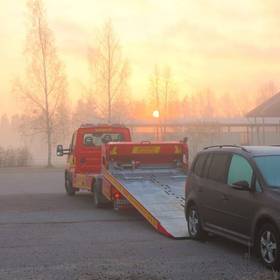 Autoa lastataan hinausauton kyytiin