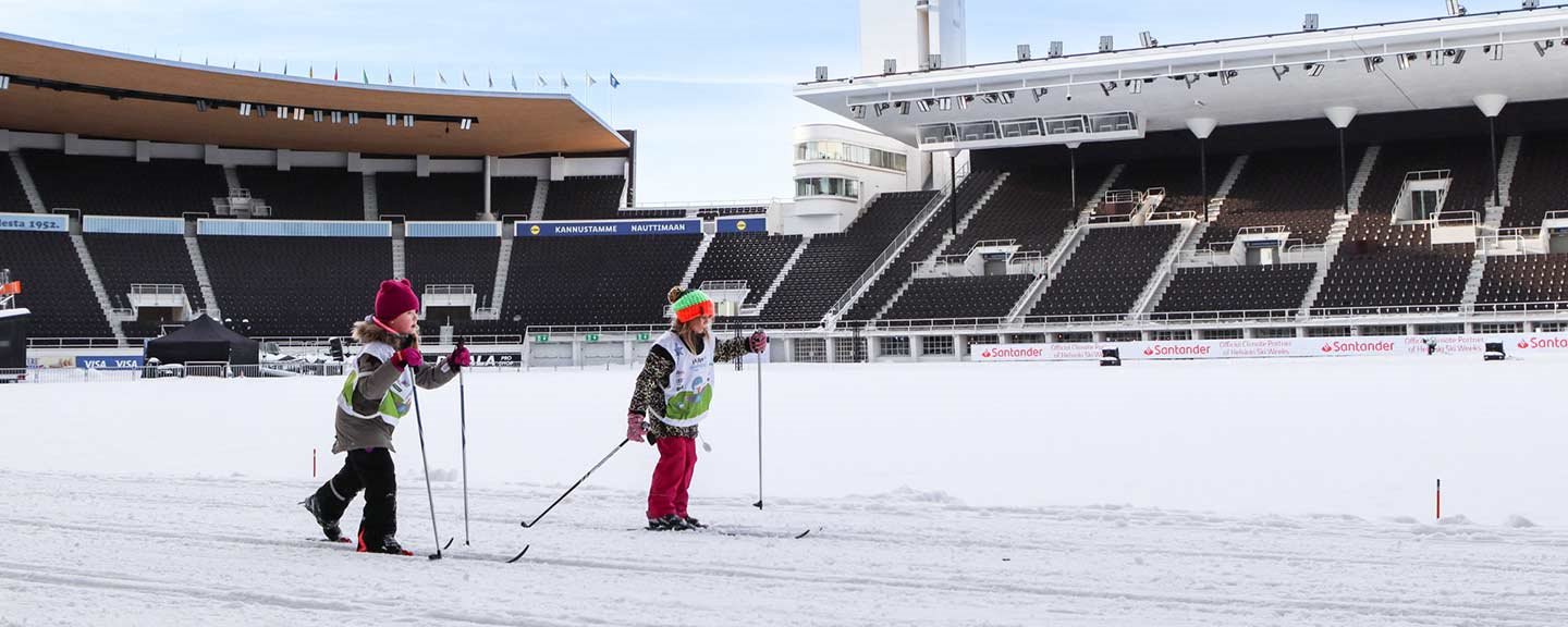 Lapset hiihtämässä olympiastadionilla