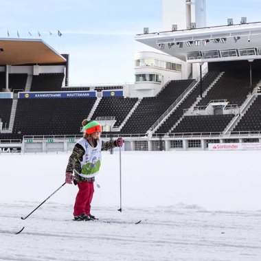 Lapset hiihtämässä olympiastadionilla